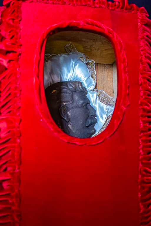 Фото Сталин в гробу, памятники Фриске и Жириновского. В Новосибирске опубликованы кадры с ритуальной выставки – 15 будоражащих кадров 7 - Сиб.ФМ Фото Сталин в гробу, памятники Фриске и Жириновского. В Новосибирске опубликованы кадры с ритуальной выставки – 15 будоражащих кадров 7